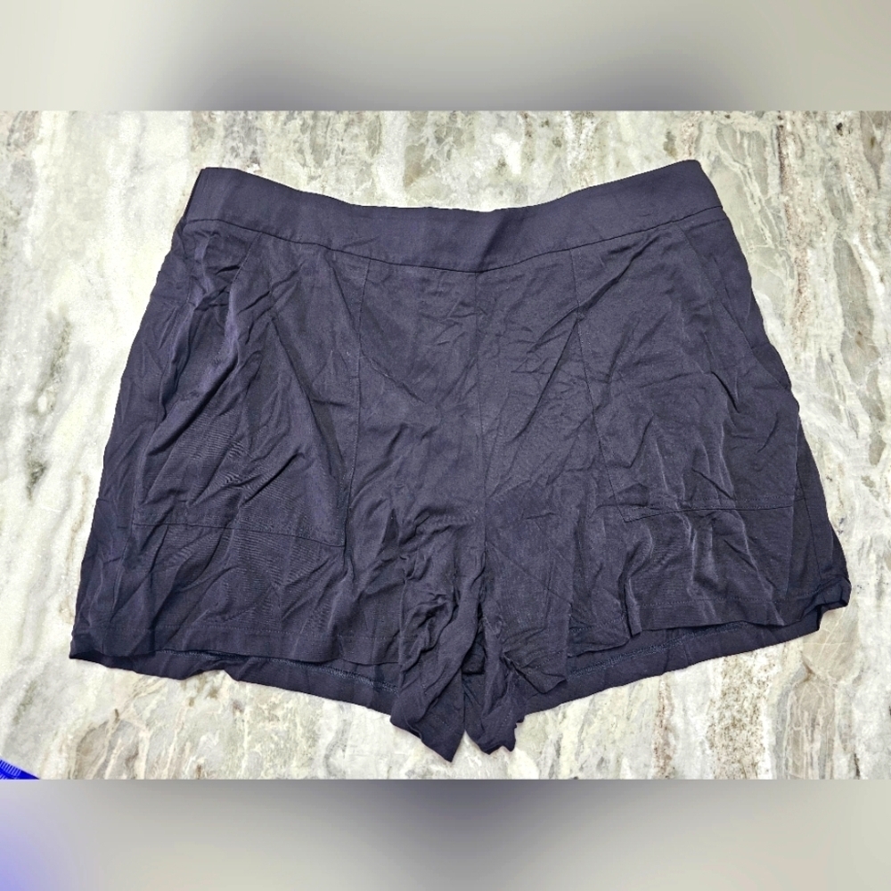 “NWT Nine West Women’s XL Mid-Rise Black Pull-On Shorts with Patch Pockets”